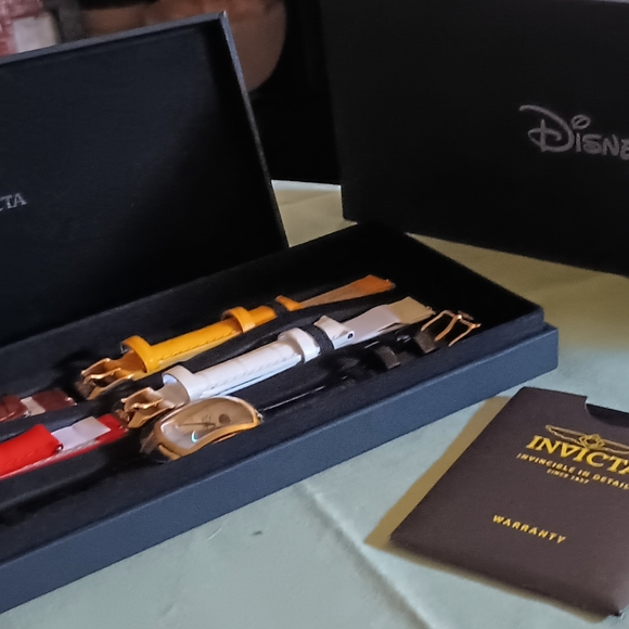 Limited Edition Minnie Mouse watch set - Picture 2 of 3